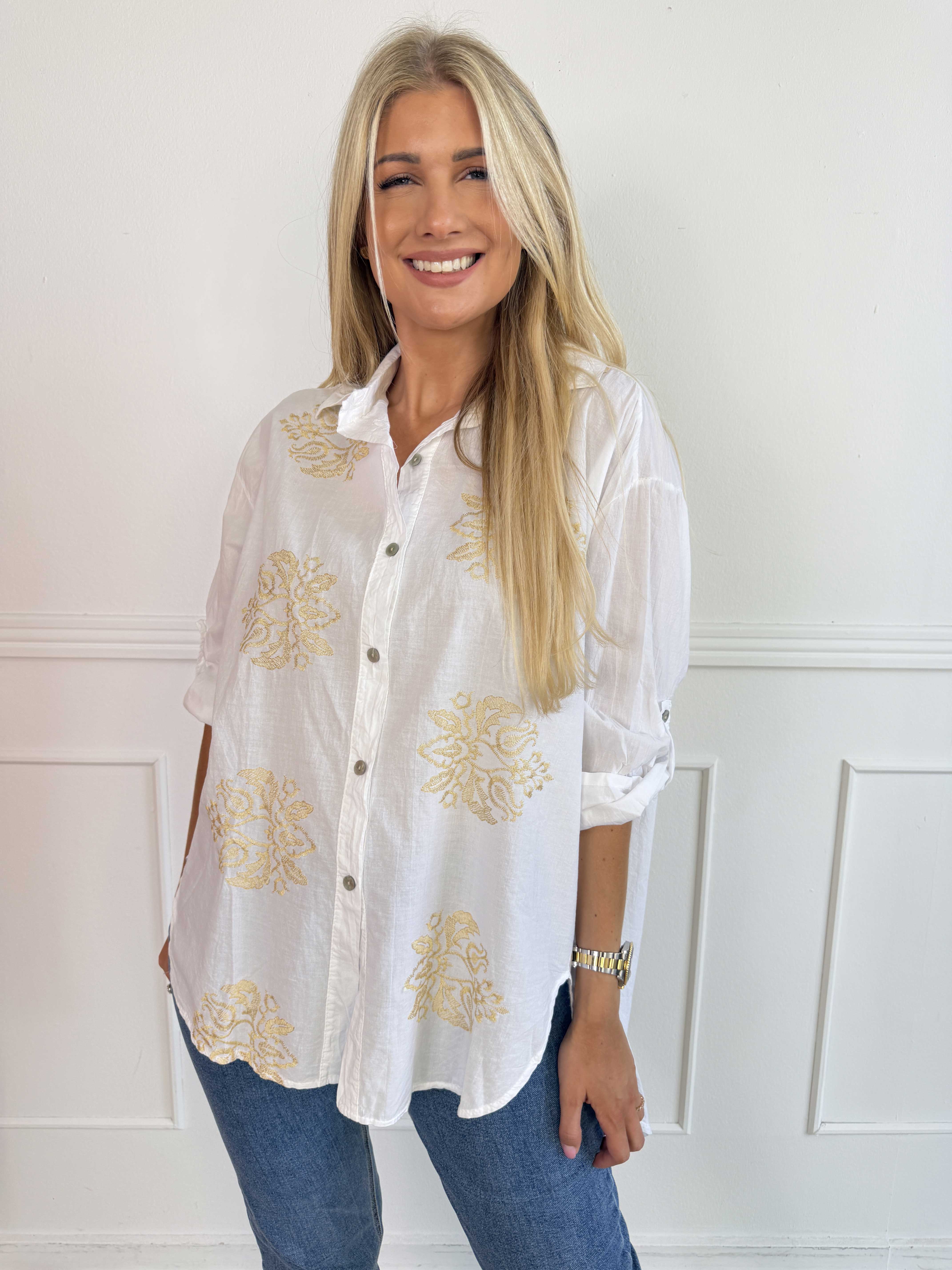 Catherina - Plus size skjorte i bomuld med fine, broderede gulddetaljer